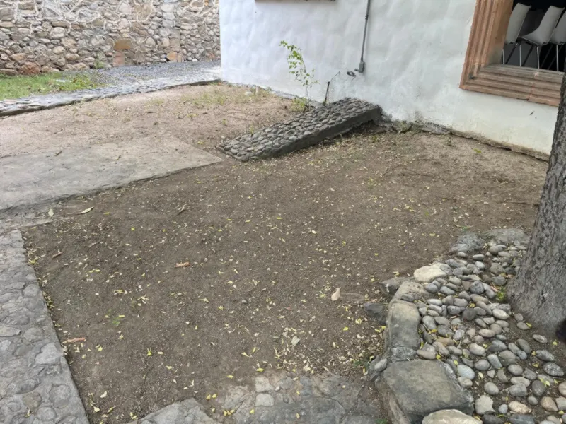 Terreno despejado y limpio, listo para un jardín nuevo